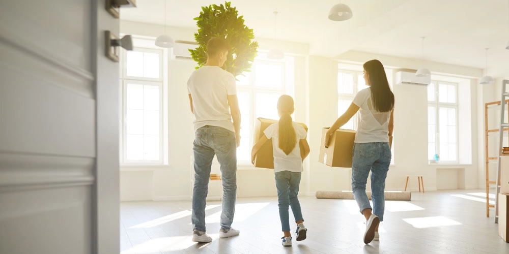 Familie mit Kartons ziehen in eine Wohnung ein