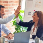 Zwei Menschen geben sich glücklich ein Highfive