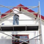 EIn Mann beim Hausbau, wann ist eine Baugenehmigung notwendig?
