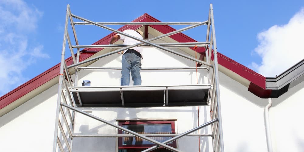 EIn Mann beim Hausbau, wann ist eine Baugenehmigung notwendig?