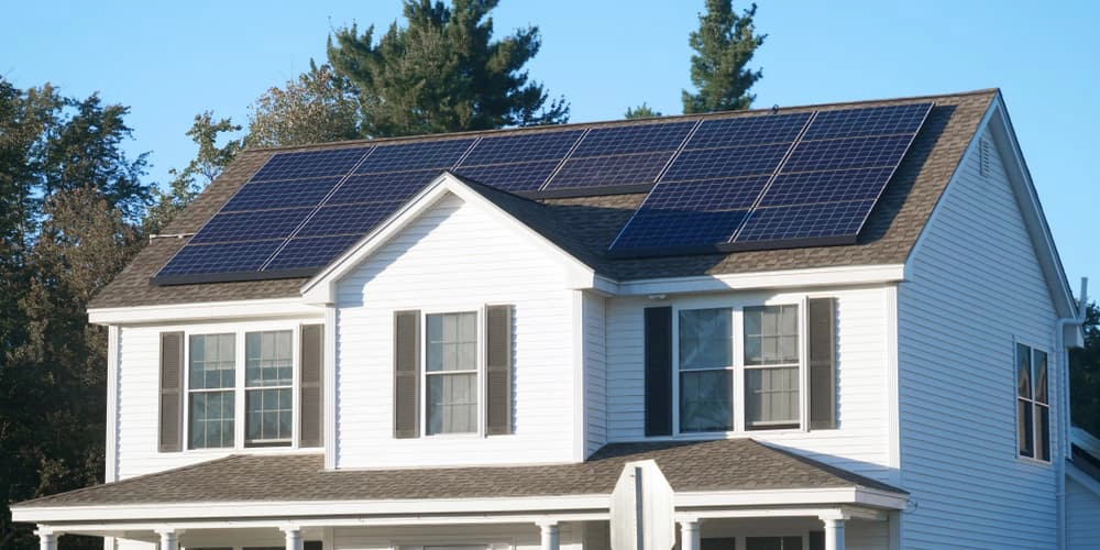 Solarzellen auf dem Dach, es gibt finanzielle Unterstützung durch die BAFA-Förderung