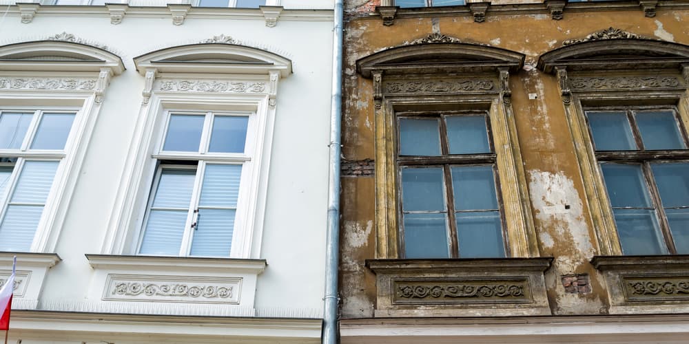 Zwei Fronten eines Gebäudes, welches mithilfe eines Modernisierungskredits erneuert wird