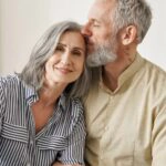 Ein glückliches Ehepaar, sie nutzten eine Immobilie als Altersvorsorge