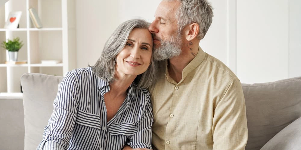 Ein glückliches Ehepaar, sie nutzten eine Immobilie als Altersvorsorge