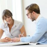 Eine Frau möchte eine Elementarschadenversicherung abschließen