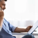 Ein Mann telefoniert mit der örtlichen Behörde um Informationen über das Baulastenverzeichnis zu erhalten