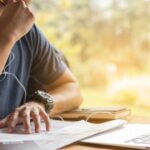 Ein Mann überlegt, wie er niedrige Zinsen bei der Baufinanzierung erhält