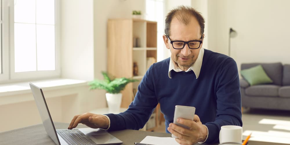 Ein Mann versucht online eine Grundbucheinsicht zu erhalten