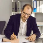 Ein Ehepaar bespricht seinen Hauskauf, dafür benötigt es eine Unbedenklichkeitsbescheinigung