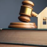 Ein Richterhammer und Gesetzesbuch als Symbolbild für das Gebäudeenergiegesetz