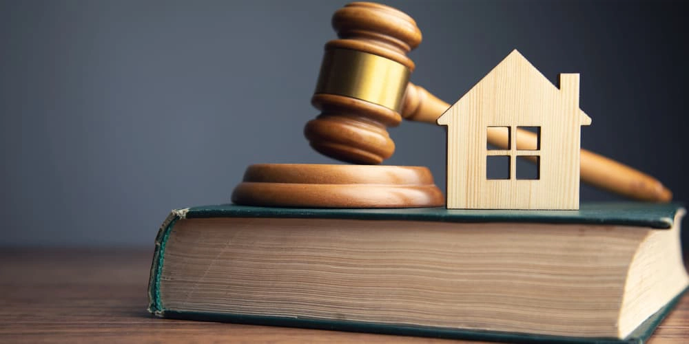Ein Richterhammer und Gesetzesbuch als Symbolbild für das Gebäudeenergiegesetz