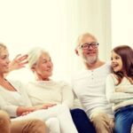 Eine Familie sitzt zusammen und reden über den Erbbauzins