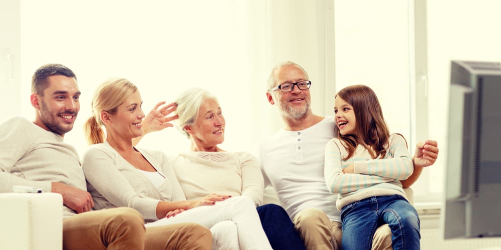 Eine Familie sitzt zusammen und reden über den Erbbauzins