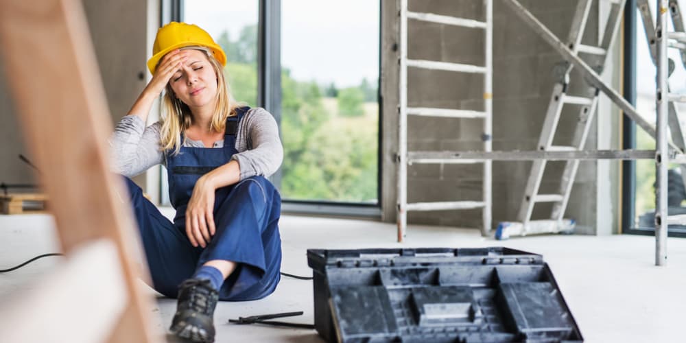 Eine verletzte Frau auf einer Baustelle, hier greift die Bauherrenhaftpflicht