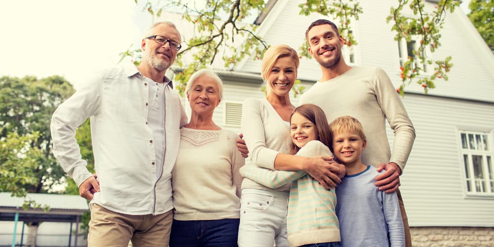 Großeltern und der Rest der Familie vor ihrem Mehrfamilienhaus, hier gilt bereits das Nießbrauchrecht