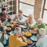 Menschen bei einem Essen im Mehrgenerationenhaus