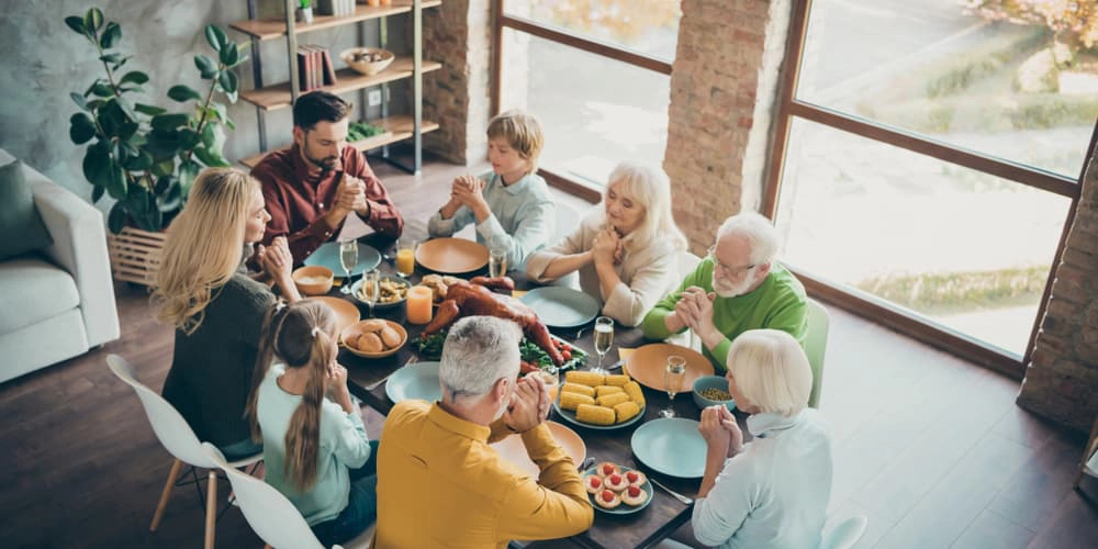 Menschen bei einem Essen im Mehrgenerationenhaus