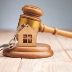 Ein Haus und ein Richterhammer als Symbol für die Änderungen der WEG-Reform 2020