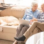 Ein älteres Ehepaar sitzt auf dem Sofa, was ist altersgerechtes Wohnen?