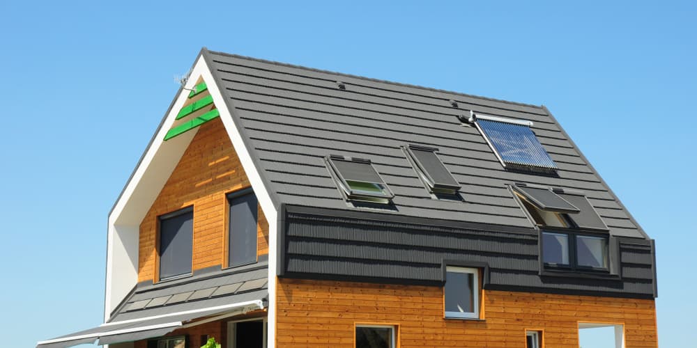 Ein Passivhaus steht in der Landschaft