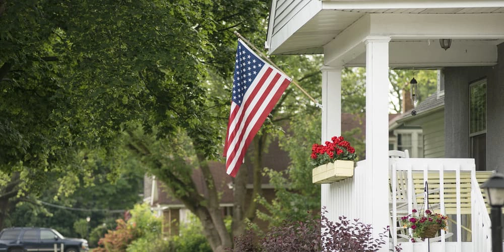 Ein Haus mit US-Flagge, gibt es auch in Deutschland eine Immobilienblase?