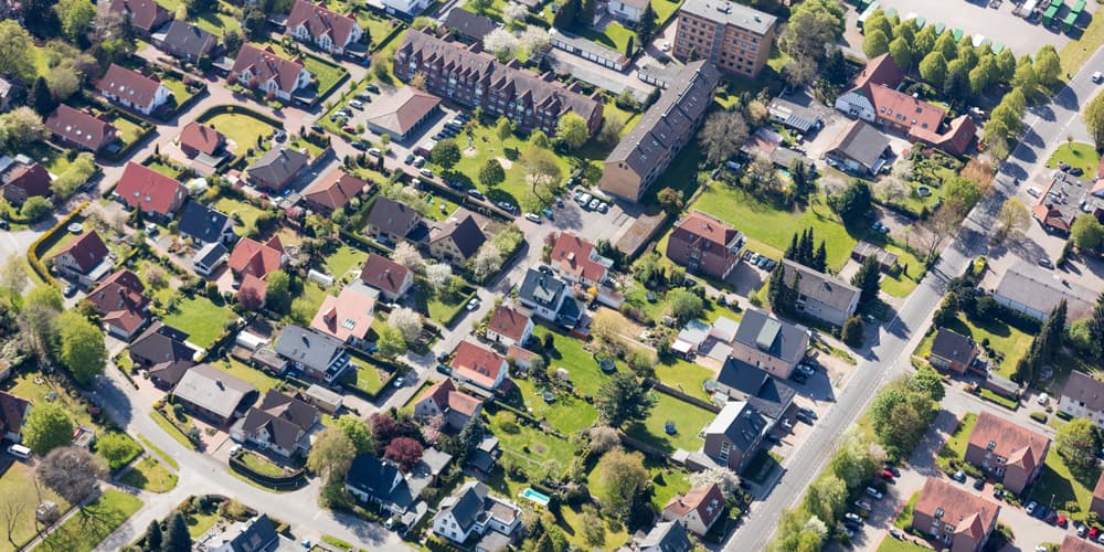 Eine Stadt aus der Vogelperspektive, sollte man eine Wohnung oder ein Haus kaufen?