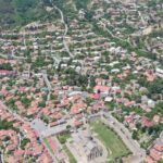 Das Luftbild einer Stadt verdeutlicht die Immobilienlage