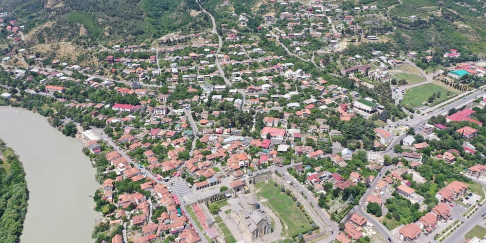 Das Luftbild einer Stadt verdeutlicht die Immobilienlage