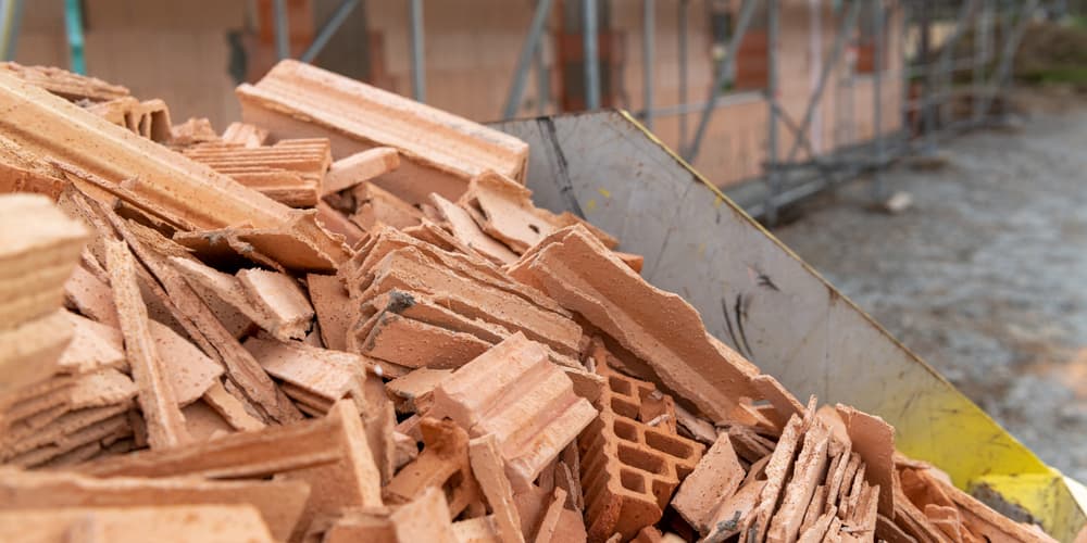 Eine Baustelle. Wie lässt sich der Bauschutt entsorgen?