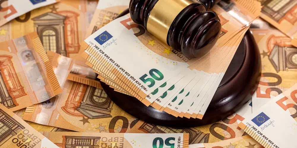 Ein Richterhammer und 50-Euro-Scheine als Symbole für das Risikobegrenzungsgesetz