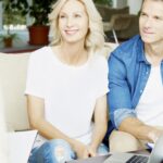 Zwei Menschen lassen sich über eine Sofortfinanzierung beraten