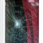 Ein zersplittertes Fenster, greift die Glasversicherung?