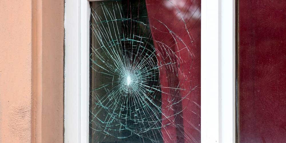 Ein zersplittertes Fenster, greift die Glasversicherung?